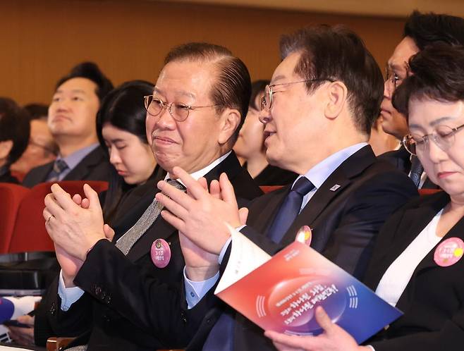 권영세 국민의힘 비상대책위원장과 이재명 더불어민주당 대표가 1일 서울 중구 숭의여자대학교에서 열린 제106주년 3·1절 기념식에서 대화하고 있다. 2025.03.01 서울=뉴시스