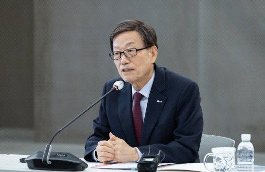 윤진식 한국무역햅회 회장이 작년 11월 서울 삼성동 트레이드센터에서 열린 출입기자 간담회에서 발언을 하고 있다. 무협 제공