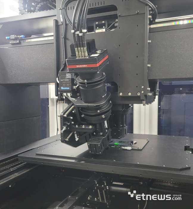 에스디옵틱스 반도체 유리기판 TGV 검사 솔루션 'TGV 비전 마스터'가 샘플을 검사하는 모습.