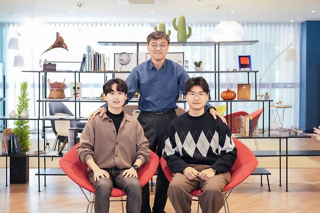 정경민 UNIST 교수(위)와 전병진 연구원(아래 왼쪽), 이영현 연구원