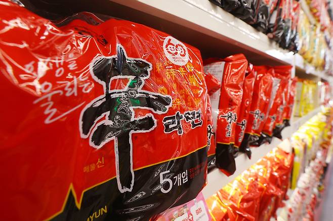 6일 서울 시내 한 편의점에 진열된 신라면 〈사진=연합뉴스〉