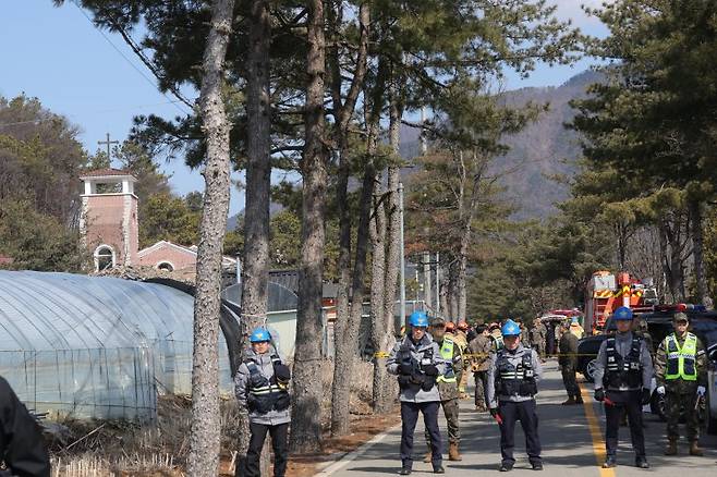 6일 경기도 포천시 이동면 노곡리에서 공군 전투기 민가 오폭 사고가 발생해 경찰과 군 관계자들이 현장을 통제하고 있다. 사진=연합뉴스