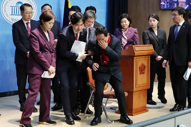 마은혁 헌법재판관 후보자 임명 반대 단식농성을 벌이고 있는 국민의힘 박수영 의원이 6일 서울 여의도 국회 소통관에서 더불어민주당 이재명 대표의 부산 방문에 반대하며 산업은행 부산 이전과 글로벌허브도시특별법 제정을 촉구하는 기자회견을 마친 뒤 부축을 받아 일어서고 있다. 연합뉴스