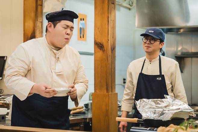 자극적인 콘텐츠 홍수 속에서 피로감을 호소하는 이들이 많아지면서 일상에 쉼표를 찍어주는 무해한 콘텐츠들이 주목받고 있다. ‘주관식당’의 한 장면. 넷플릭스 제공