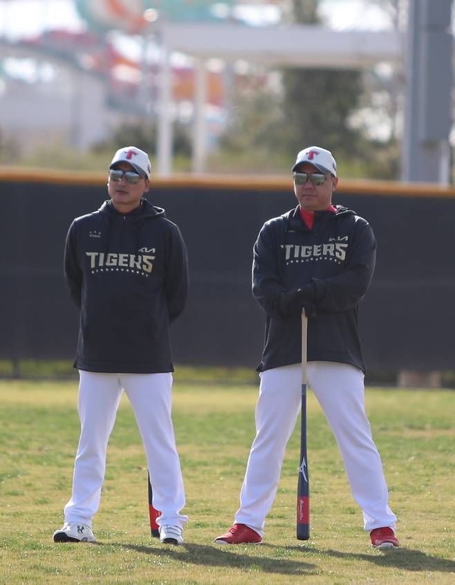 캠프 중 훈련을 지켜보는 정재훈(왼쪽) 투수 코치와 이범호 감독. KIA 제공