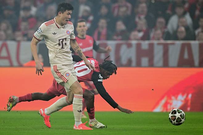 바이에른 뮌헨 김민재가 6일 독일 뮌헨의 알리안츠 아레나에서 열린 바이어 레버쿠젠과의 2024~25 UEFA 챔피언스리그 16강 1차전에서 볼 경합을 펼치고 있다. AFP=연합뉴스