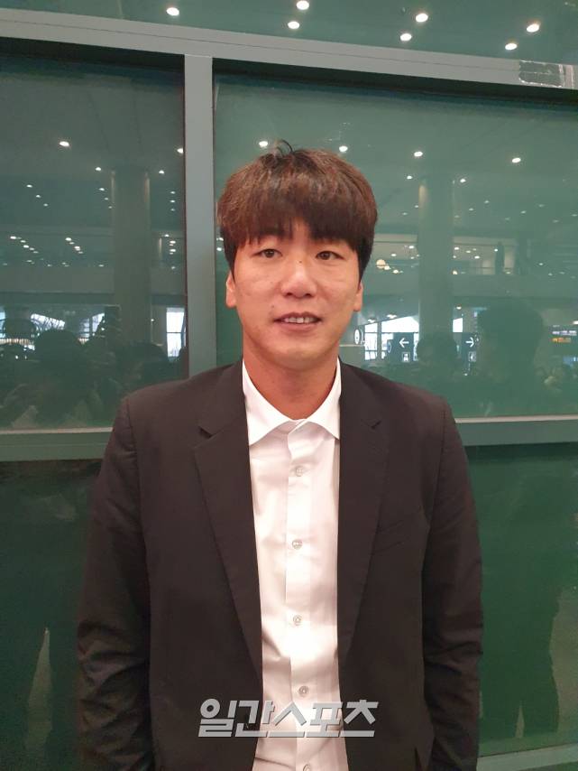 5일 인천공항에서 취재진과 인터뷰하는 김광현의 모습. 인천공항=배중현 기자