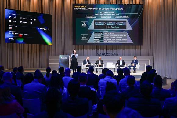 배순민 KT AI Future Lab장 상무(CRAIO·인공지능최고책임자)가 스페인 바르셀로나 MWC 2025 현장에서 주요 세션 패널로 참석해 발표하고 있는 모습. [사진=KT]