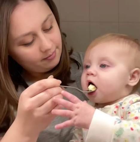 최근 미국에서 유행하고 있는 '버터 수면'에 대해 전문가는 좋은 방법이 아니라고 선을 그었다. 사진은 버터 수면을 하는 틱톡 사용자의 모습. [사진=틱톡 @millieellis]