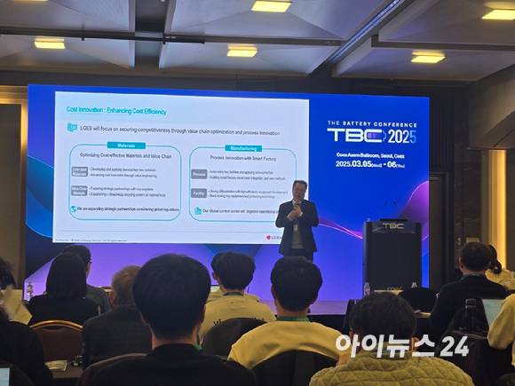 정경환 LG에너지솔루션 경영전략담당 상무가 5일 서울 강남구 코엑스에서 열린 '인터배터리 2025'의 '더 배터리컨 퍼런스'에서 발표하고 있다. [사진=김종성 기자]