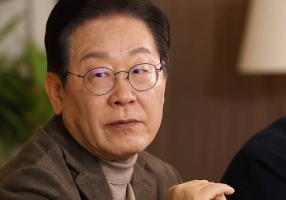 이 대표는 지난 2일 민주연구원 집단지성센터 유튜브 채널 'OPQR(오피큐알)'에 공개된 대담 영상에서 "엔비디아 같은 회사가 한국에 하나 생겨서 (지분을) 70%는 민간이 가지고, 30%는 국민 모두가 나누면 굳이 세금에 의존하지 않아도 되는 사회가 오지 않을까"라고 말했다.  [사진=유튜브 @오피큐알OPQR]