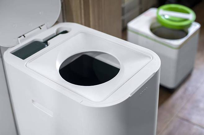 기존 음식물 처리기와 비교하면 훨씬 큰 편이지만, 그만큼 용량도 크다는 게 장점이다 / 출처=IT동아