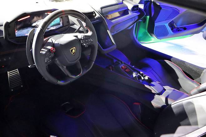 람보르기니 테메라리오 실내 / 출처=IT동아