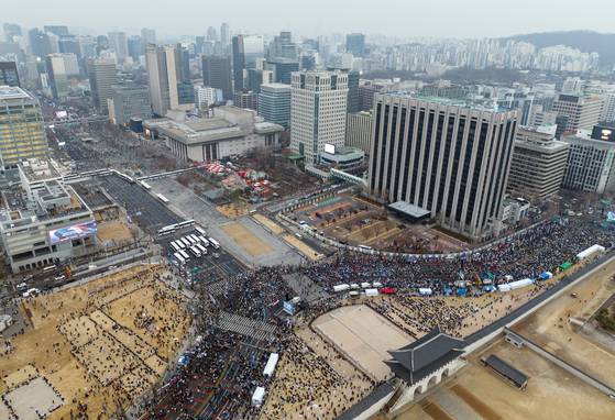 지난 1일 서울 종로구 광화문역 인근 세종대로(사진 왼쪽 위)에선 '반탄' 집회인 윤석열즉각퇴진·사회대개혁 비상행동 범시민 대행진이, 광화문 앞 사직로에선 '찬탄' 집회인 대한민국바로세우기국민운동본부 탄핵 반대 집회가 열리고 있는 모습. 연합뉴스