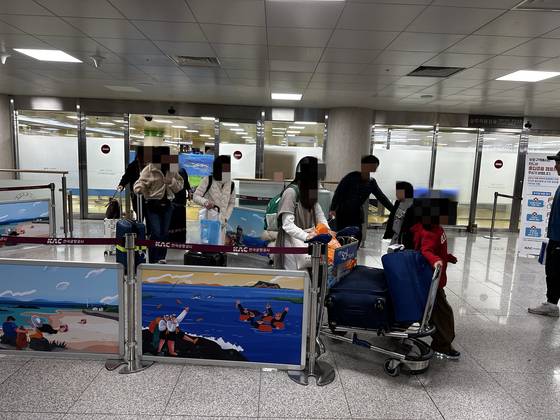 5일 오후 5시20분쯤 제주국제공항 대합실을 빠져 나오는 필리핀 마닐라 출발 로얄에어필리핀 전세기 탑승객들. 최충일 기자