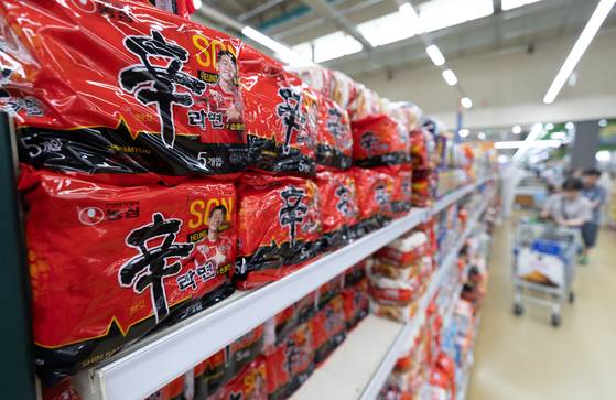서울의 한 대형마트에 진열된 신라면의 모습. 뉴스1