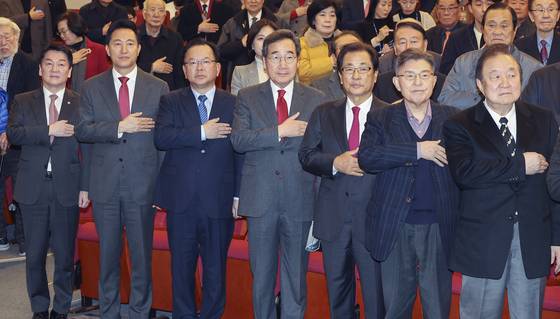 분권형 권력구조 개헌 대토론회에서 참석자들이 국민의례를 하고 있다. 앞줄 왼쪽부터 안철수 국민의힘 의원, 오세훈 서울시장, 김부겸, 이낙연 전 총리, 정균환 민주화추진협의회 의장, 김덕룡 김영삼민주센터 이사장, 정대철 헌정회장. 임현동 기자