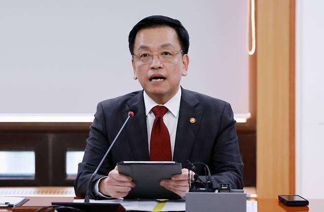 Acting President Choi Sang-mok speaks during a meeting held at the Korean National Police Agency headquarters in Seodaemun-gu, western Seoul, Thursday. (Yonhap)