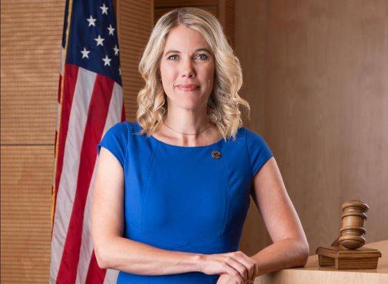 줄리아 휘틀리 미국 애리조나주 퀸크릭 시장. 퀸크릭 시청