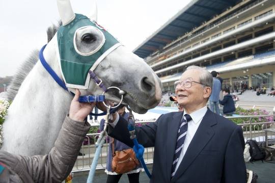 명예경주마 2호에 선정된 '백광'_은퇴식에서 故이수홍마주와 함께