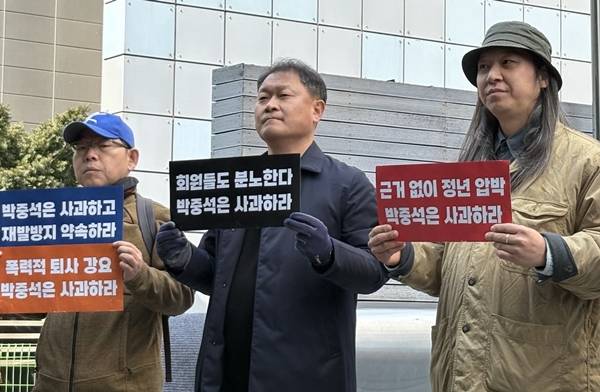 ▲6일 낮 12시 서울 중구 뉴스타파함께센터 사옥 앞에서 진행된 전국언론노동조합 뉴스타파지부의 피케팅에 참여한 (왼쪽부터)이철재 환경운동연합 전문위원,정수근 대구환경운동연합 사무처장,임도훈 대전충남녹색연합 자연생태팀장. 사진=윤유경 기자.