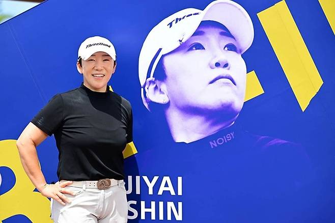 JLPGA 투어 통산 상금랭킹 1위 등극에 도전하는 신지애가 6일 개막하는 2025시즌 개막전 다이킨 오키드 레이디스 골프 토너먼트에서 통산 300번째 경기를 치른다. 신지애는 올해도 후회가 남지 않도록 최선을 다하겠다는 각오를 전했다. JLPGA