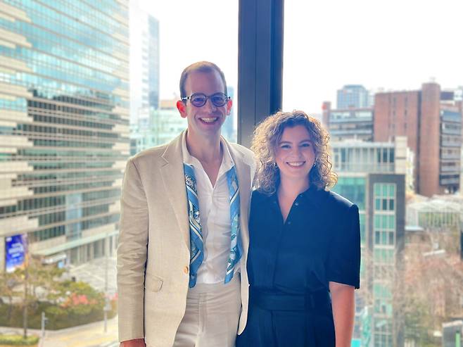 다니엘 샤크터(Daniel Schacter) 포시즌스 방콕 홍보이사와 에린 올리버(Erin Oliver) 포시즌스 시드니 홍보 부장 / 사진=권효정 여행+ 기자