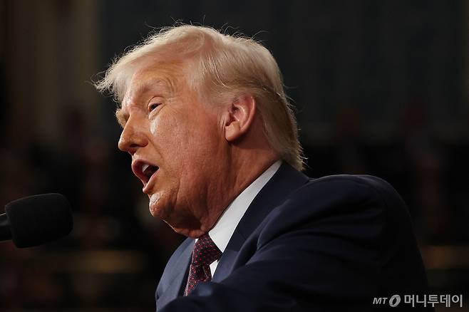 도널드 트럼프 미국 대통령이 4일(현지시간) 워싱턴 의사당 상·하원 합동회의에서 가진 연설서 "알래스카에 있는 세계 최대 규모 중 하나인 천연가스 파이프라인을 건설하는 사업에 일본, 한국 등이 우리의 파트너가 되기를 원하고 있다"고 밝히고 있다./AFPBBNews=뉴스1 /사진=(워싱턴 AFP=뉴스1) 우동명 기자