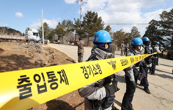 6일 경기도 포천시 승진훈련장에서 열린 한미연합훈련 중 폭탄이 민가에 떨어져 인명 피해가 발생한 가운데 사고가 발생한 마을 일대가 통제되고 있다. [사진공동취재단]