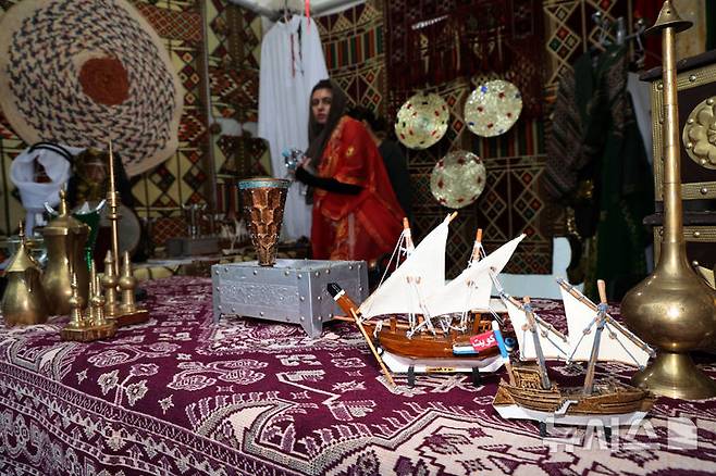 [서울=뉴시스] 배훈식 기자 = 살람서울 페스티벌이 열린 22일 오후 서울 종로구 광화문광장에 중동 국가들의 공예품 전시회가 열리고 있다. 2024.10.22. dahora83@newsis.com