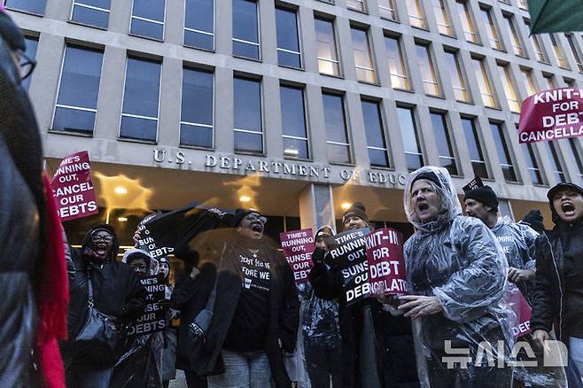 [워싱턴=AP/뉴시스] 도널드 트럼프 미국 대통령이 이르면 6일(현지 시간) 교육부를 폐지하는 행정명령에 서명할 예정이라고 월스트리트저널(WSJ)이 보도했다. 사진은 지난해 12월 11일 미국 워싱턴의 교육부 앞에서 채무자 연대 고령 회원들이 집회를 여는 모습. 2025.03.06.