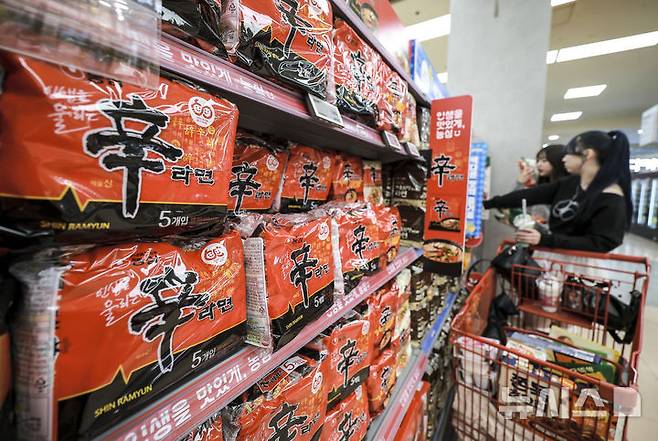 [서울=뉴시스] 정병혁 기자 = 5일 서울시내 대형마트에 농심 신라면이 진열되어 있다. 농심이 오는 17일부터 신라면과 새우깡의 가격을 조정하고, 총 56개 라면과 스낵 17개 브랜드의 출고가를 평균 7.2% 인상한다고 밝혔다. 이번 가격인상은 2022년 9월 이후 2년 6개월만이다. 주요 제품의 인상폭은 출고가격 기준으로 신라면 5.3%, 너구리 4.4%, 안성탕면 5.4%, 짜파게티 8.3%, 새우깡 6.7%, 쫄병스낵 8.5% 등이다. 2025.03.05. jhope@newsis.com