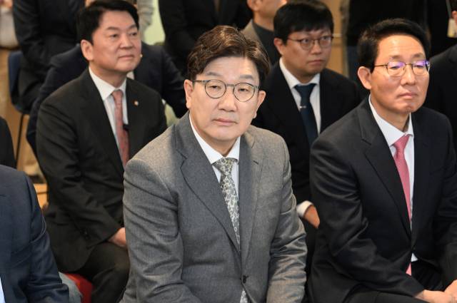 ▲국민의힘 권성동 원내대표와 김상훈 정책위의장(오른쪽)이 6일 오전 서울 강서구 LG AI 연구원에서 열린 'AI G3 도약을 위한 현장 간담회' 참석에 앞서 기업용 AI 서비스 시연을 보고 있다. ⓒ연합뉴스