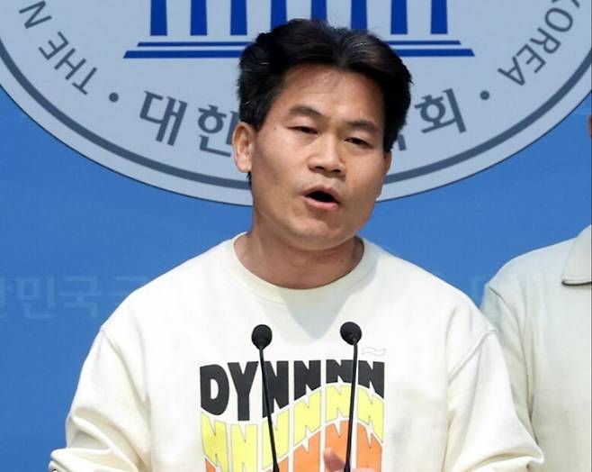 한국사 강사 전한길씨가 2월26일 오후 서울 여의도 국회 소통관에서 열린 ‘헌법재판소, 윤석열 대통령 탄핵 각하 촉구’&nbsp;기자회견에서 발언을 하고 있다. 뉴시스