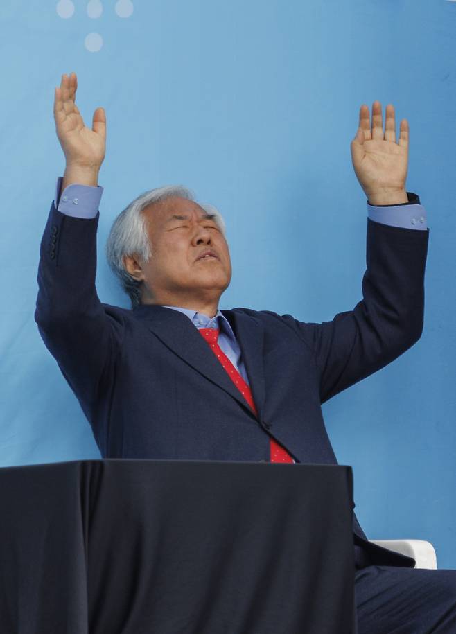 전광훈 사랑제일교회 목사가 2일 서울 종로구 광화문에서 열린 전국 주일 연합예배에 참석해 기도하고 있다. 연합뉴스