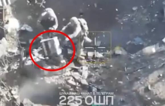 우크라이나 군인들이 수류탄 대신 벌집으로 러시아 병사들이 머무는 기지를 공격하는 모습이 공개됐다. 텔레그램 채널(@OSHP-225) 캡처