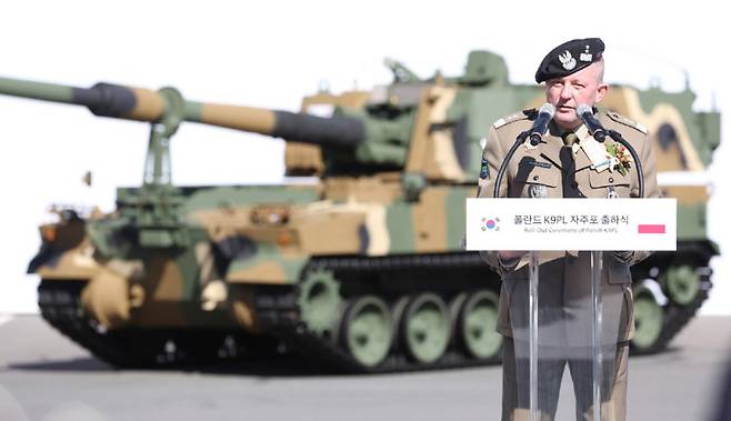 마치에이 야브원스키 폴란드 육군사령관이 2022년 10월 19일 한화디펜스 창원 1사업장에서 열린 폴란드 수출 K9 자주포 초도 물량 24문에 대한 출하식에서 축사를 하고 있다. [뉴스1]