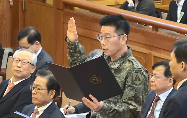 2월13일 조성현 수방사 제1경비단장이 대통령 윤석열 탄핵심판 8차 변론에서 증인 선서를 하고 있다. ⓒ헌법재판소 제공