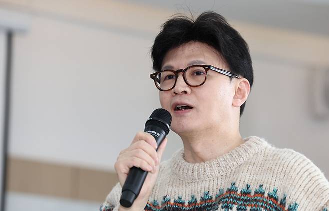 국민의힘 한동훈 전 대표가 3월6일 서울 서대문구 코지모임공간 신촌점에서 열린 2025 대학생시국포럼 백문백답 토론회에서 '대한민국, 그리고 미래세대'를 주제로 강연하고 있다. ⓒ연합뉴스