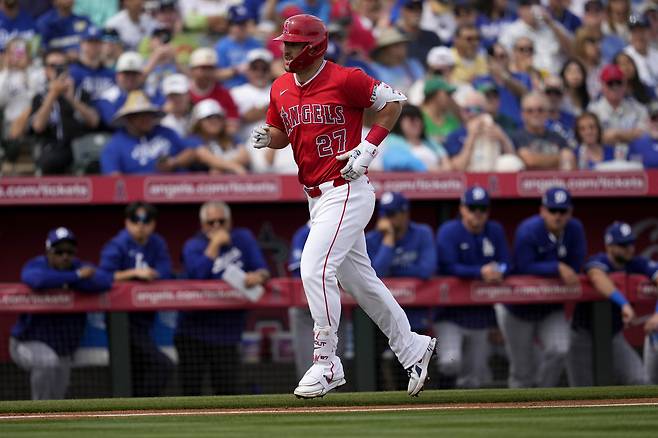 홈런을 치고 홈으로 들어오는 마이크 트라웃.   템피 | AP연합뉴스