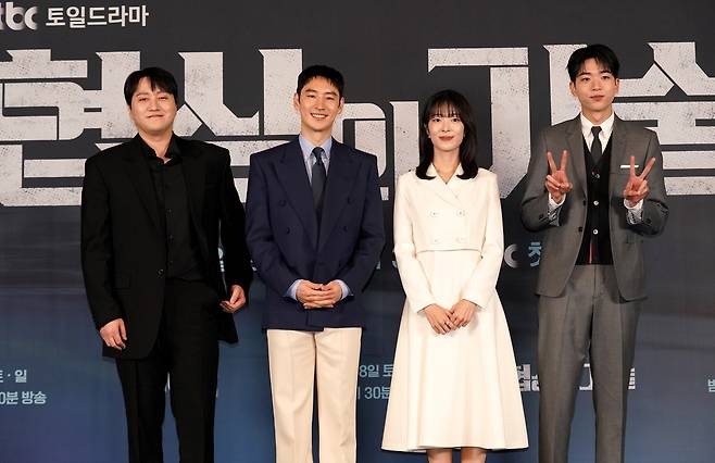 배우 김대명(왼쪽부터), 이제훈, 안현호, 차강윤이 6일 오후 서울 신도림 라마다호텔에서 열린 JTBC 새 주말극 ‘협상의 기술’ 제작발표회에 참석해 발언하고 있다. 사진 JTBC