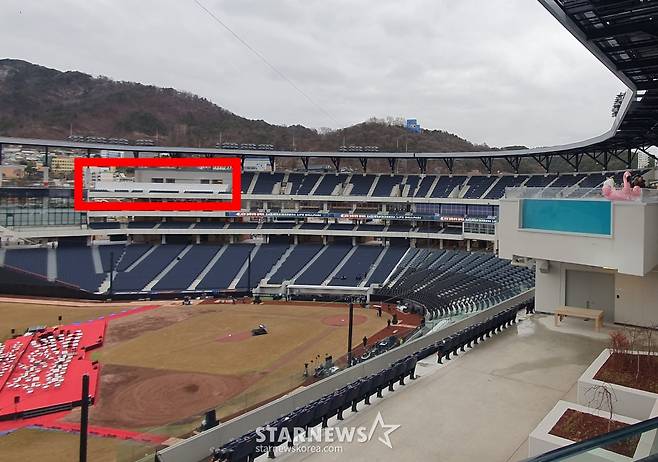 한화이글스 새 홈구장 대전 한화생명 볼파크 내 4층 캠핑장에서 바라본 필드. 1루쪽 4층 빈 공간(빨간색 네모)에는 테이블석을 설치 중이다. /사진=김동윤 기자