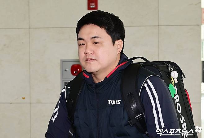 LG 트윈스 선수단이 스프링캠프를 위해 23일 오전 인천국제공항을 통해 미국으로 출국했다. LG 장현식이 출국장으로 향하고 있다. 엑스포츠뉴스 DB