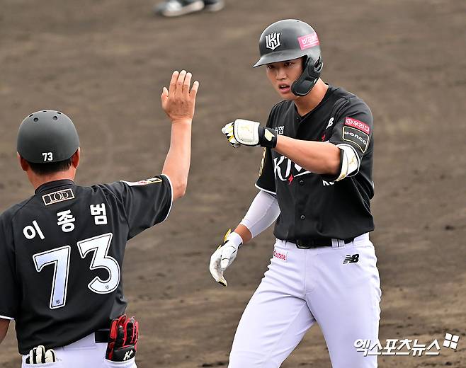 KT 위즈 내야수 윤준혁이 일본 오키나와 스프링캠프 연습경기에서 안타를 친 뒤 세리머니하고 있다. 엑스포츠뉴스 DB