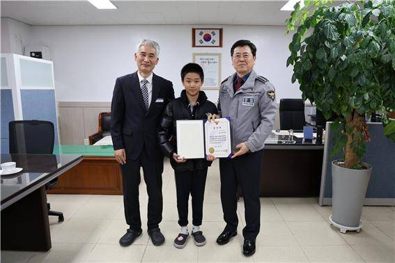 감사장 받는 이군 [대전둔산경찰서 제공. 재판매 및 DB 금지]