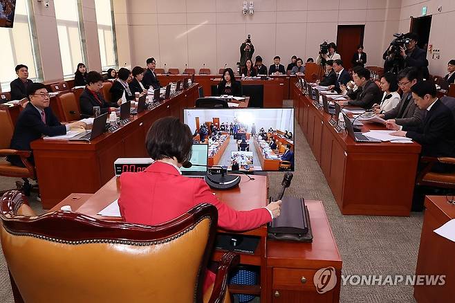 여가위, 아이돌봄 지원법 개정안 상정 (서울=연합뉴스) 김주성 기자 = 6일 국회 여성가족위원회 전체회의에서 국민의힘 소속 이인선 위원장이 아이돌봄 지원법 일부개정법률안 등 법안을 상정하고 있다. 2025.3.6 utzza@yna.co.kr