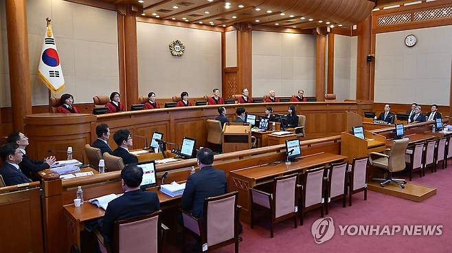 한덕수 총리 탄핵심판 첫 변론기일 (서울=연합뉴스) 윤동진 기자 = 한덕수 국무총리 탄핵심판 첫 변론기일이 열린 지난 19일 서울 헌법재판소 대심판정에서 헌법재판관들이 심판정에 들어서 있다. 2025.2.19 [공동취재] photo@yna.co.kr