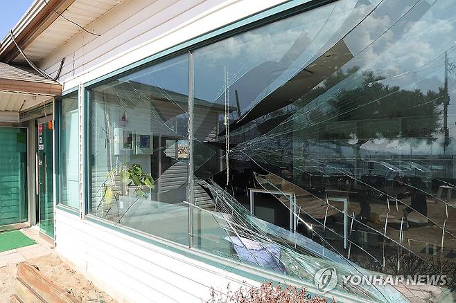 깨진 유리창 (포천=연합뉴스) 임병식 기자 = 6일 경기도 포천시 이동면 노곡리에서 공군 전투기 민가 오폭 사고가 발생해 사고 현장 인근 건물의 유리창이 깨져 있다. 2025.3.6 andphotodo@yna.co.kr