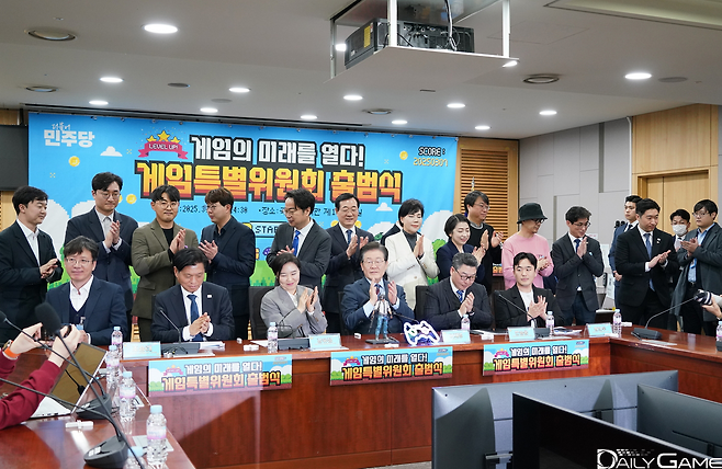 이재명 대표가 게임특별위원회의 출범을 축하했다.