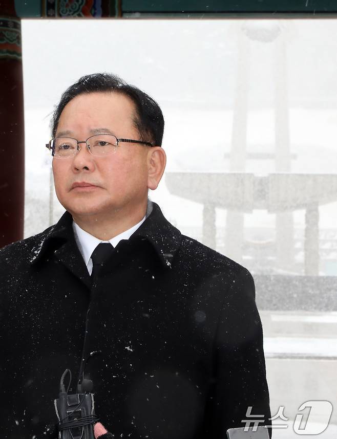 김부겸 전 국무총리가 7일 광주 북구 국립 5·18민주묘지 참배에 앞서 인터뷰하고 있다. 2025.2.7/뉴스1 ⓒ News1 이수민 기자